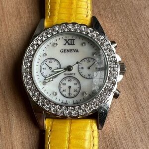 Geneva ladies yellow fashion watch NEW BATTERY
